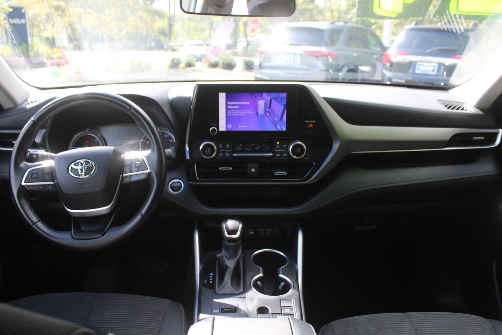 Used 2024 Toyota Highlander LE FWD image 26