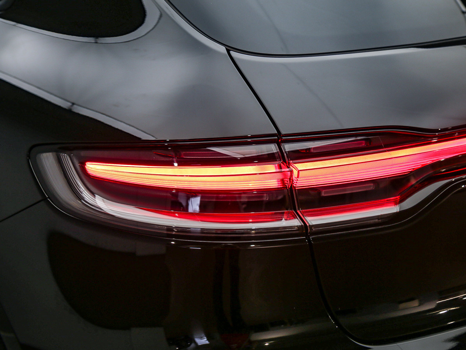 Certified 2025 Porsche Macan AWD/4WD image 15