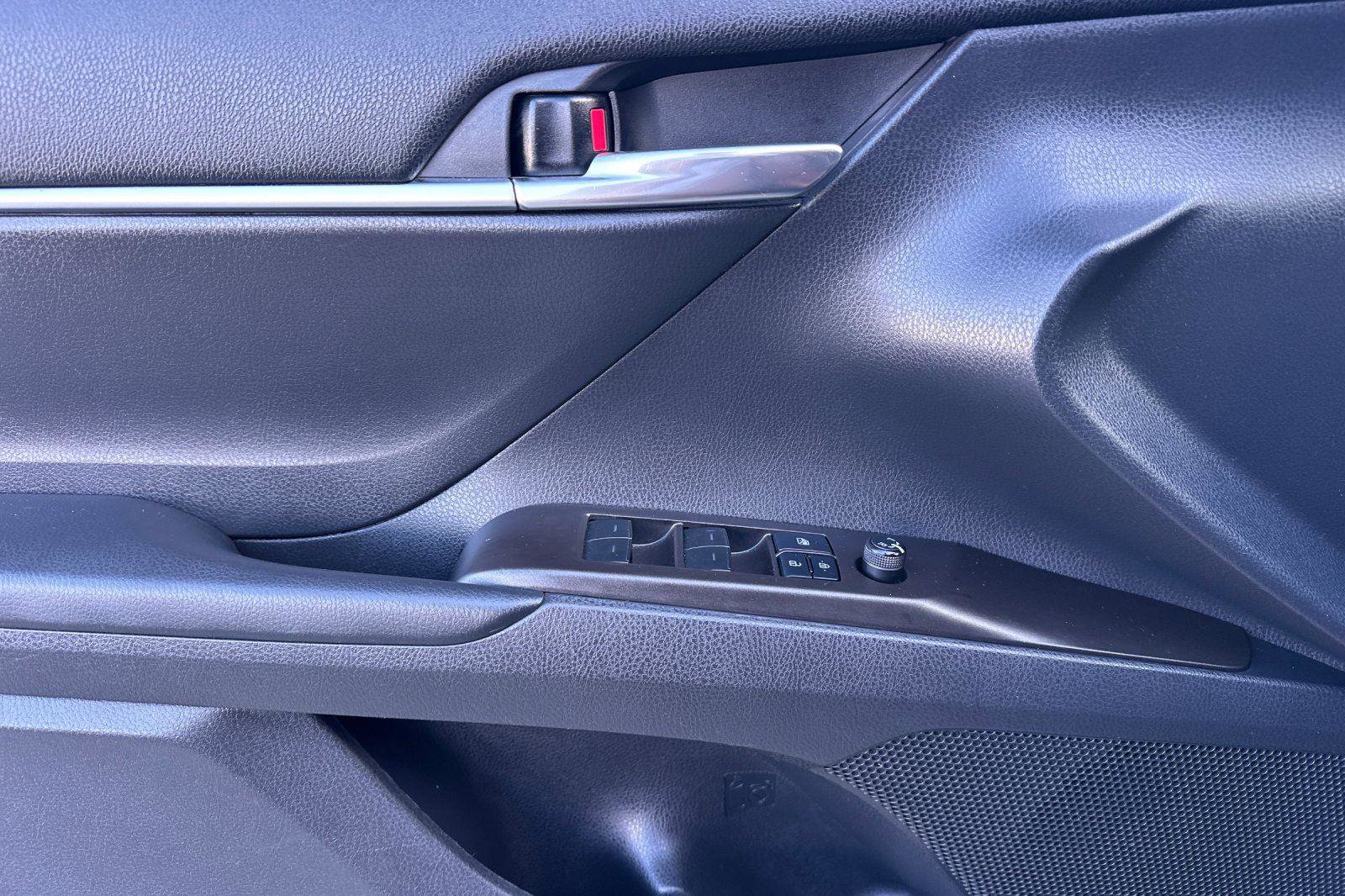 Used 2021 Toyota Camry SE image 10