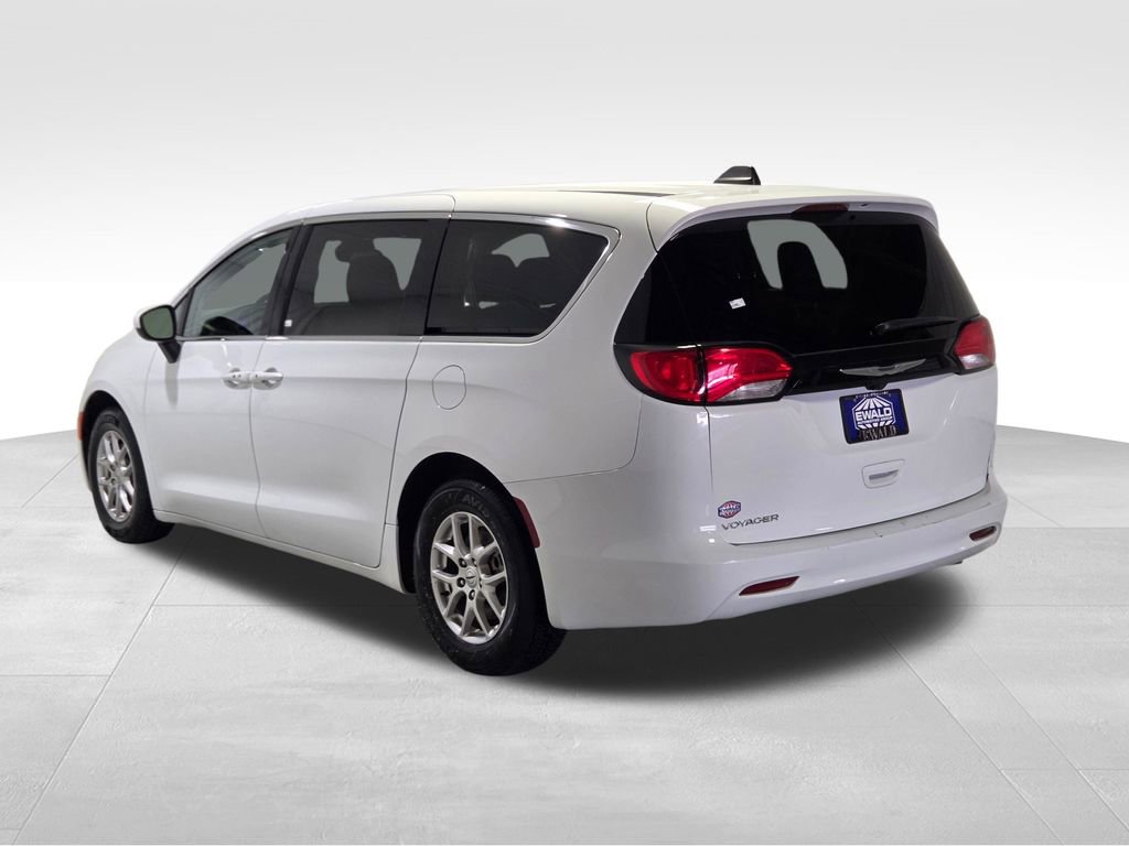 Used 2023 Chrysler Voyager LX image 4