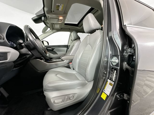 Used 2020 Toyota Highlander XLE AWD/4WD image 4