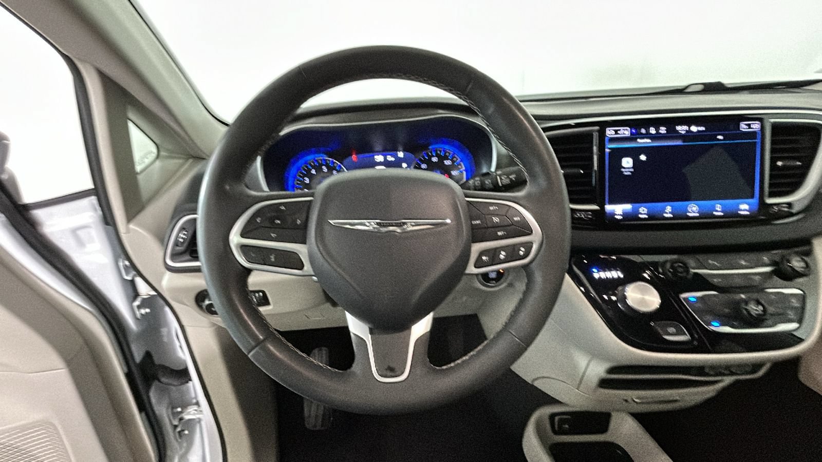 Used 2024 Chrysler Pacifica Touring-L FWD image 16