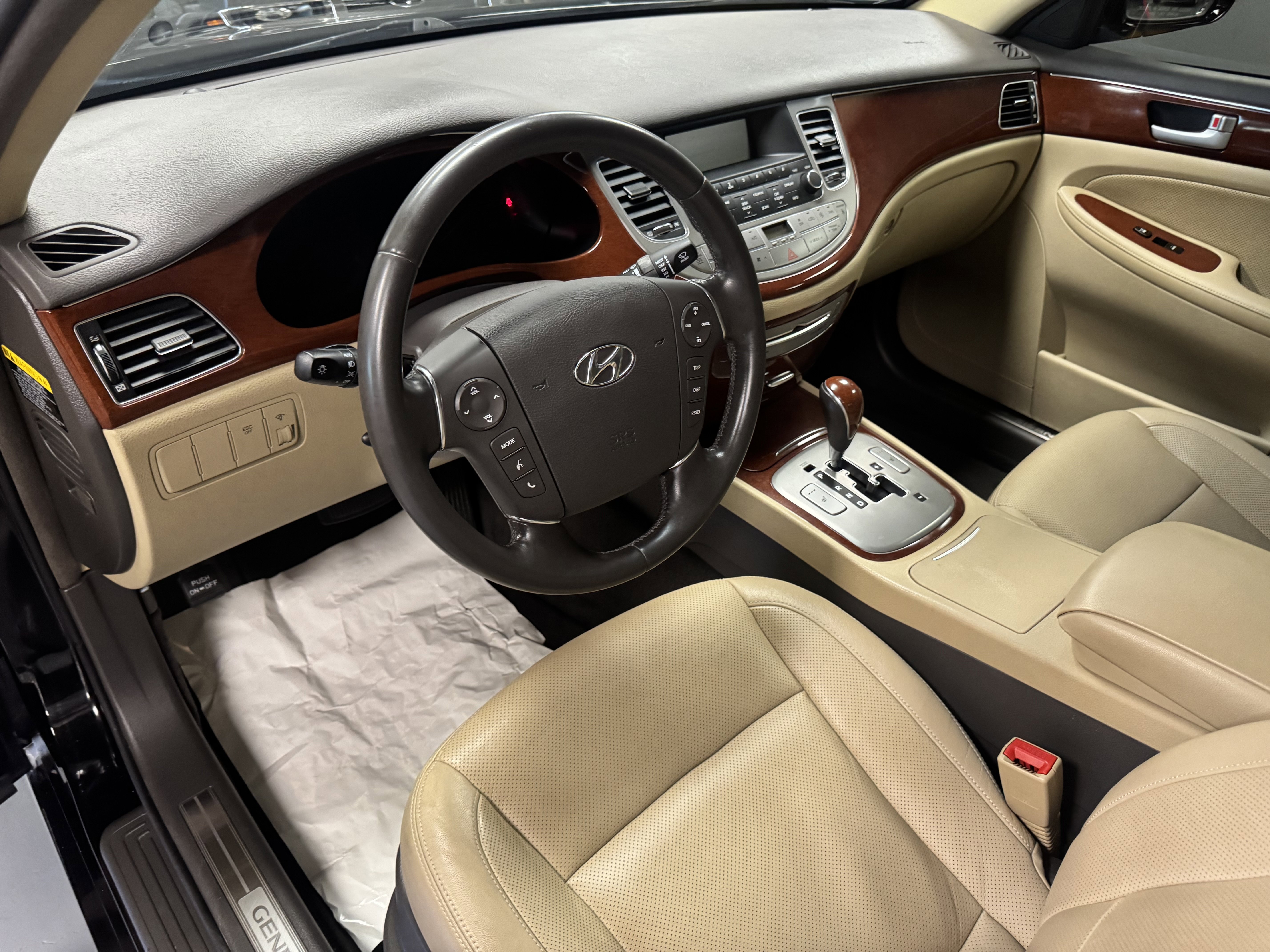 Used 2014 Hyundai Genesis 3.8 image 11