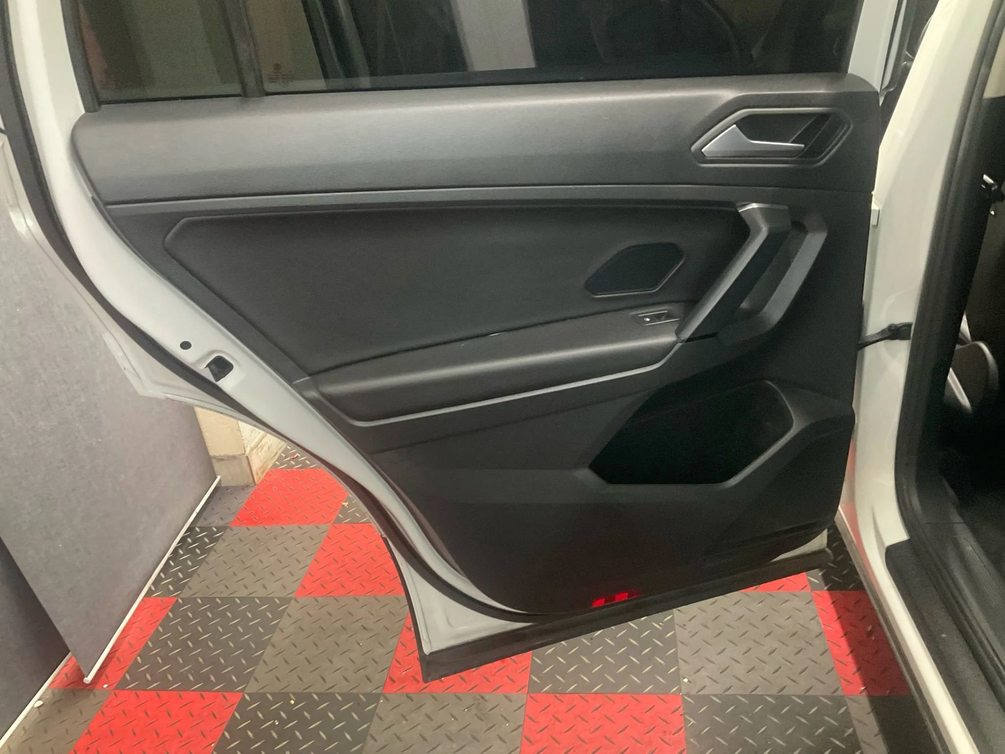 Used 2019 Volkswagen Tiguan SE w/ Panoramic Sunroof Package image 10