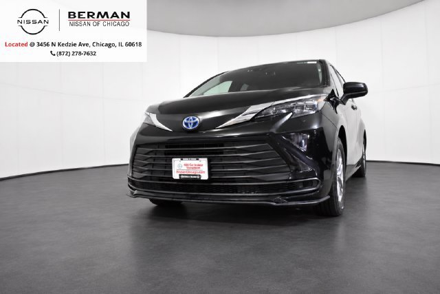 Used 2025 Toyota Sienna LE FWD image 1