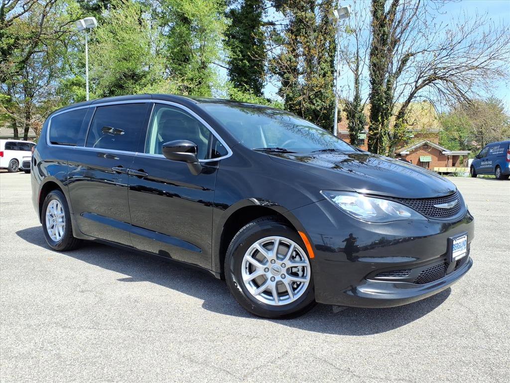 Used 2023 Chrysler Voyager LX image 2