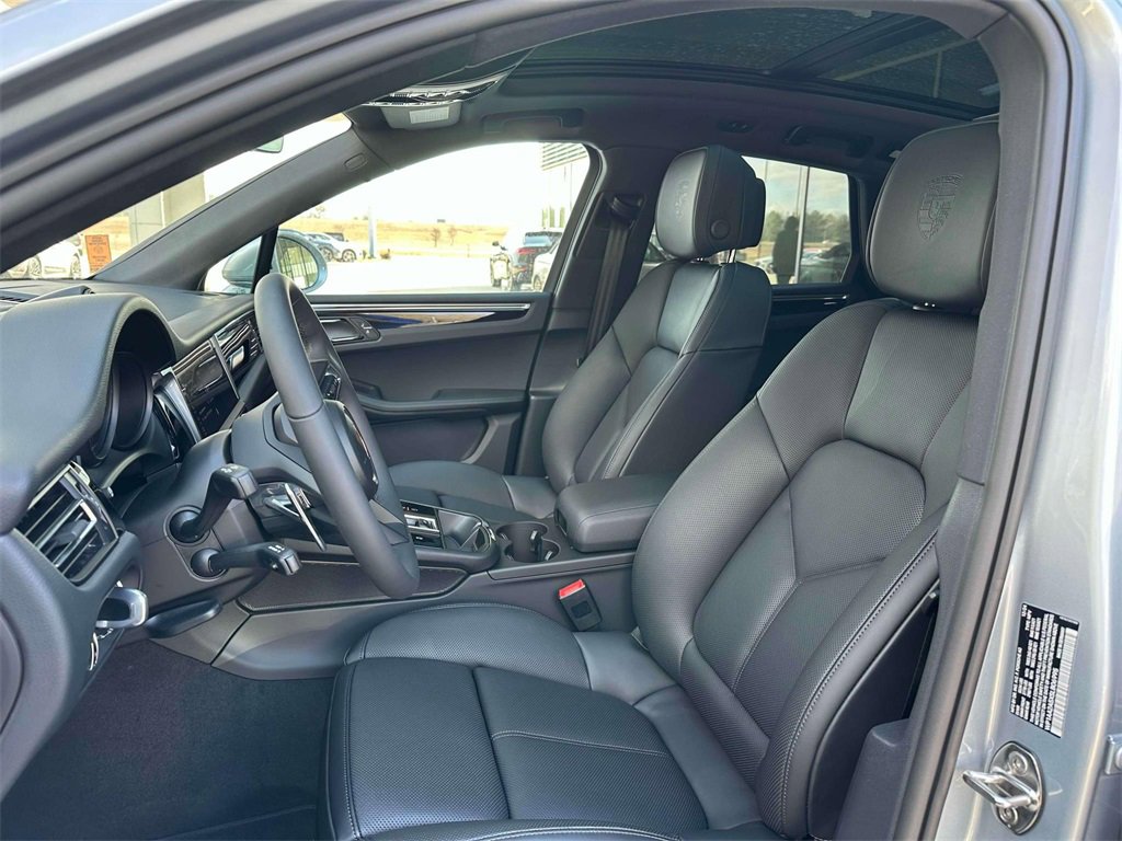 Used 2025 Porsche Macan image 5