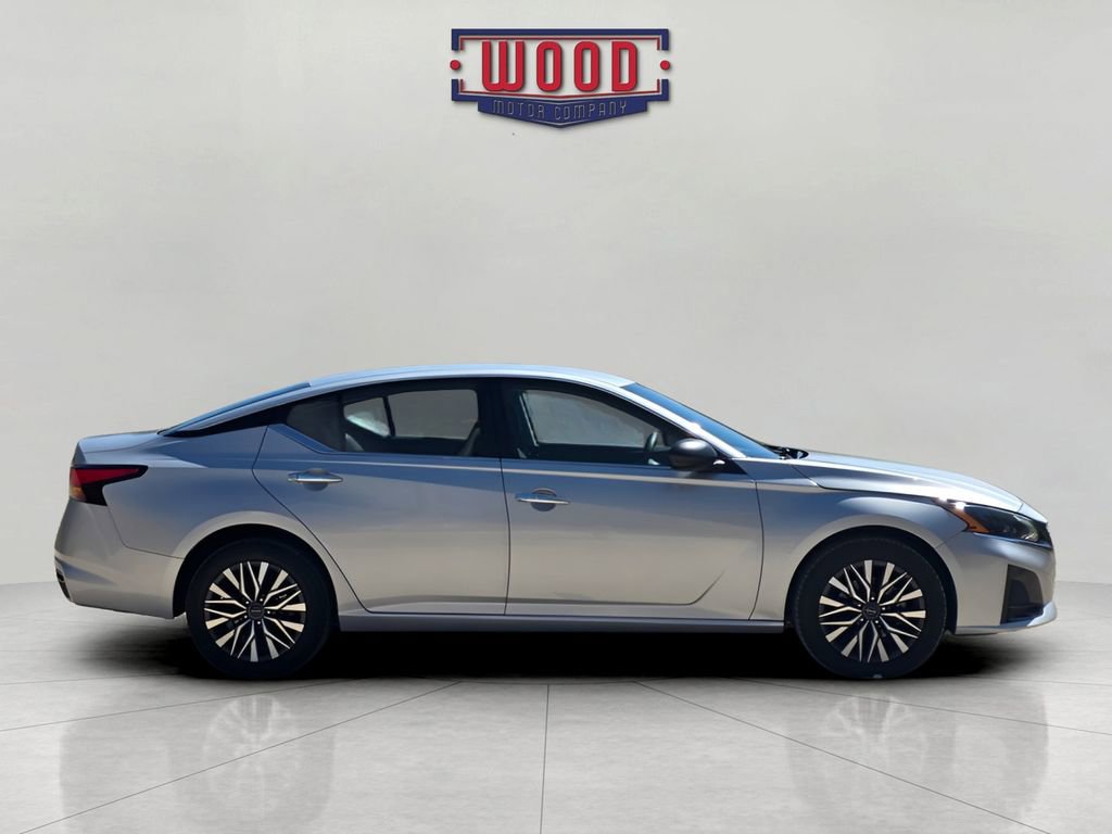 Used 2024 Nissan Altima 2.5 SV image 2