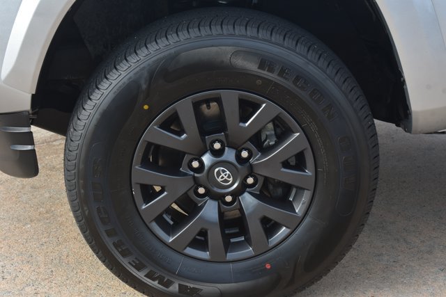 Used 2022 Toyota Tacoma SR5 AWD/4WD image 11