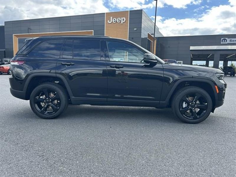 New 2025 Jeep Grand Cherokee Altitude image 2