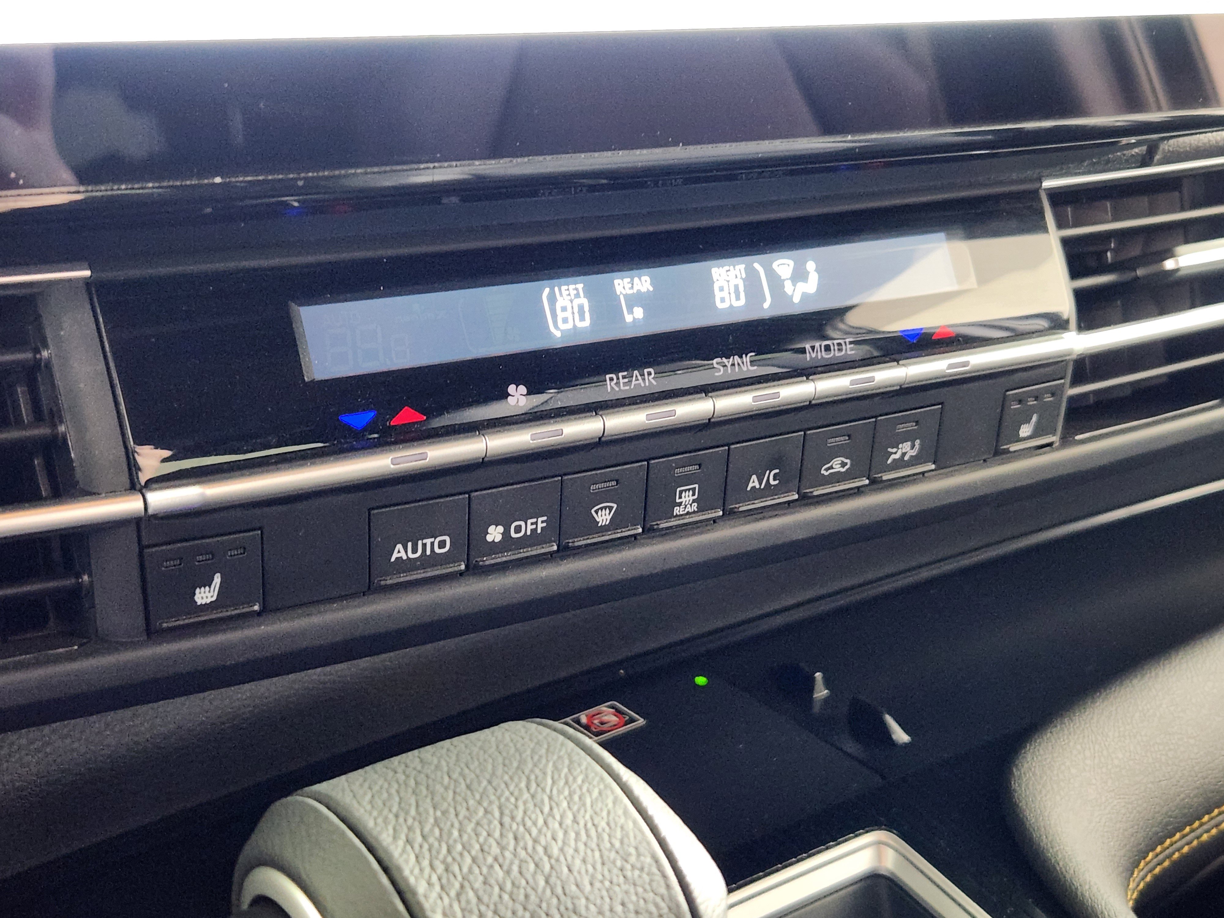 Used 2025 Toyota Sienna XLE Woodland Edition image 24