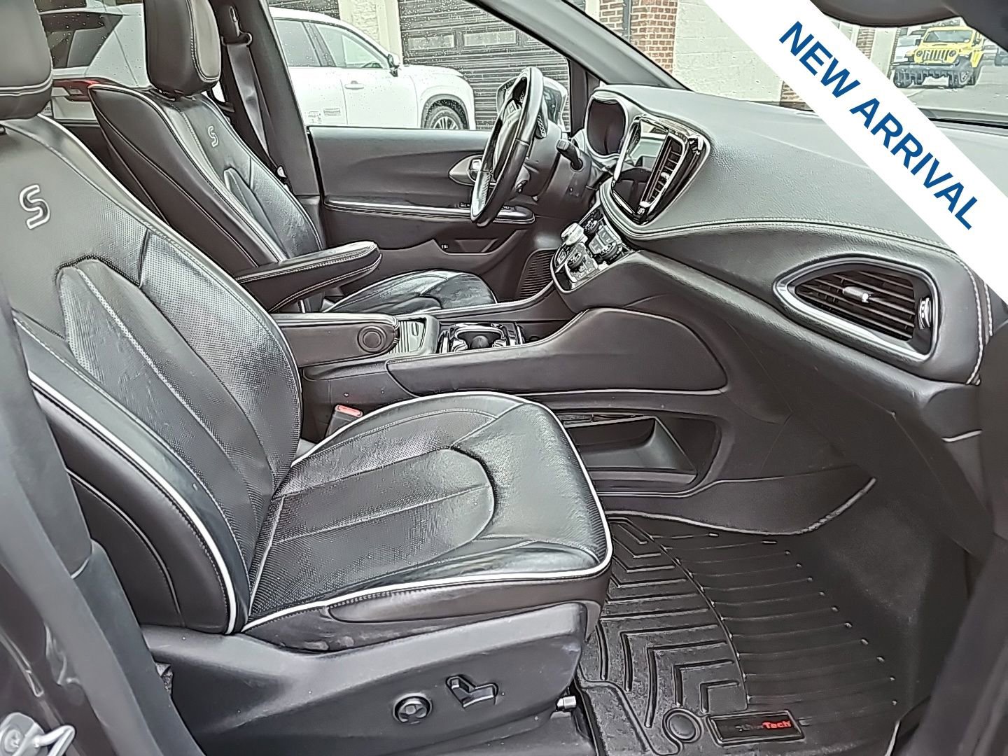 Used 2021 Chrysler Pacifica Limited w/ Uconnect Theater Family Group image 25