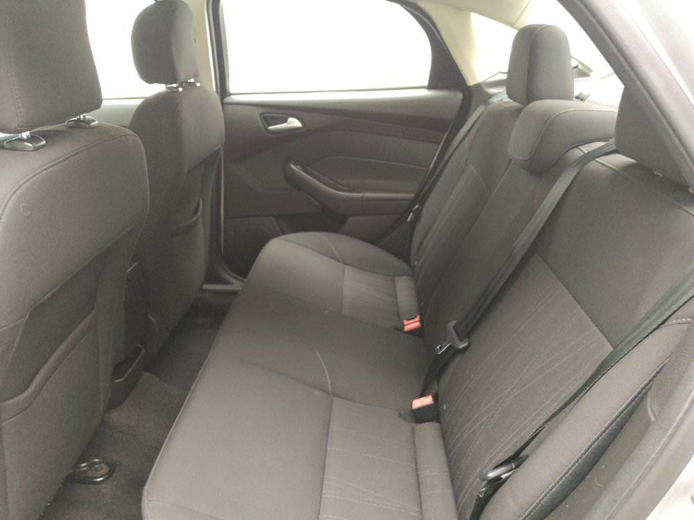 Used 2016 Ford Focus SE w/ SE Cold Weather Package FWD image 18