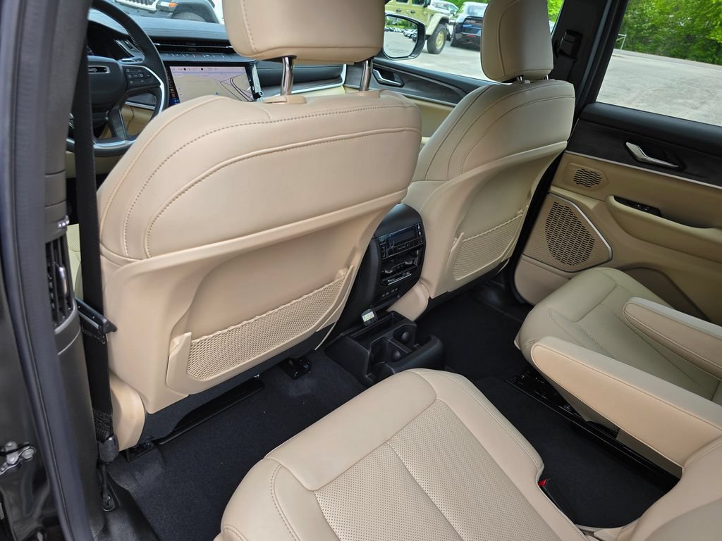 New 2026 Jeep Grand Cherokee L Limited w/ Luxury Tech Group II AWD/4WD image 25