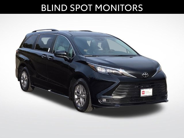 Certified 2026 Toyota Sienna XLE FWD image 3