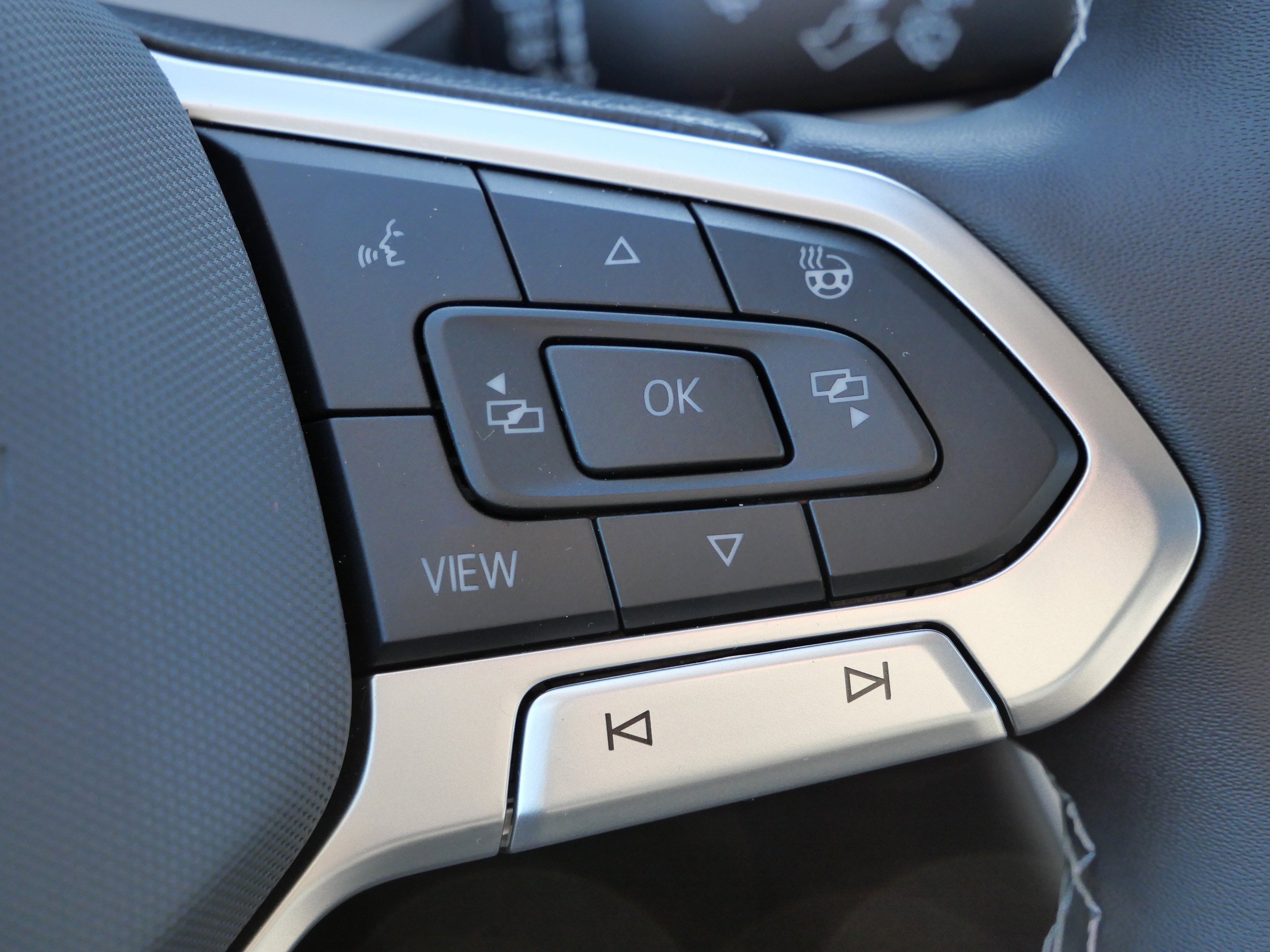 Certified 2025 Volkswagen Taos SE image 32