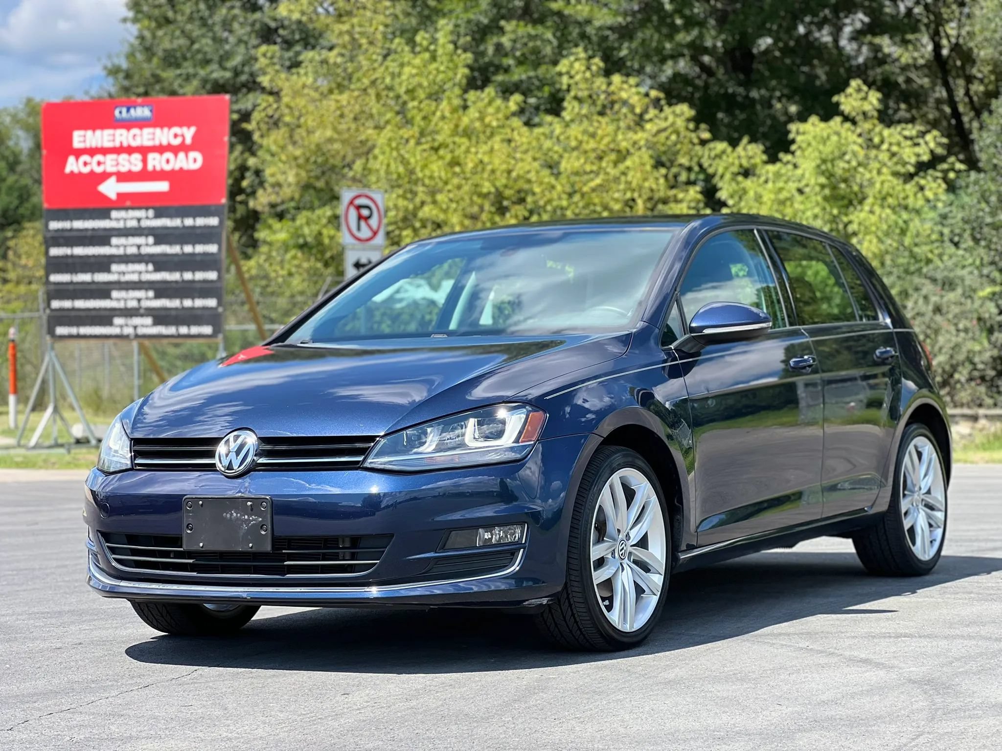 Used 2015 Volkswagen Golf 4-Door FWD image 1