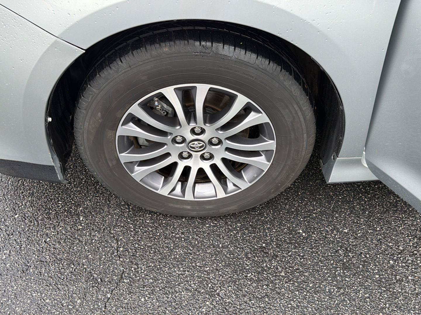 Used 2019 Toyota Sienna XLE Premium FWD image 35