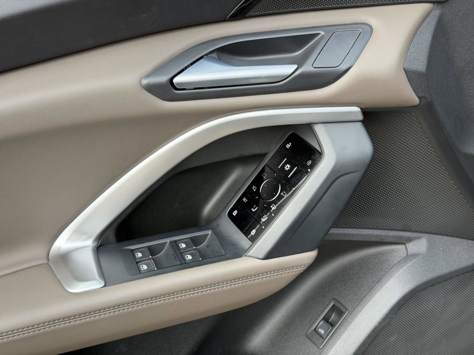 Used 2025 Audi Q5 Premium w/ Convenience Package image 11