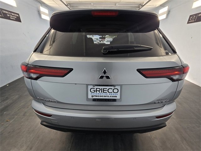 Used 2025 Mitsubishi Outlander ES image 12
