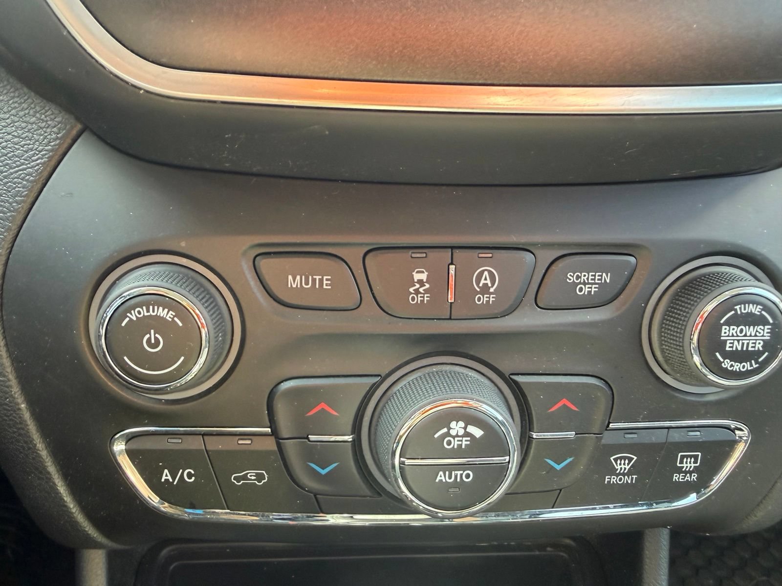 Used 2022 Jeep Cherokee Trailhawk w/ Premium Leather Package AWD/4WD image 23