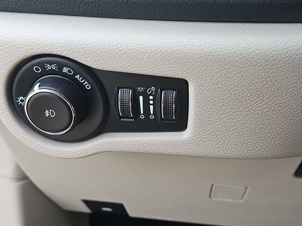 Used 2023 Chrysler Pacifica Limited FWD image 33