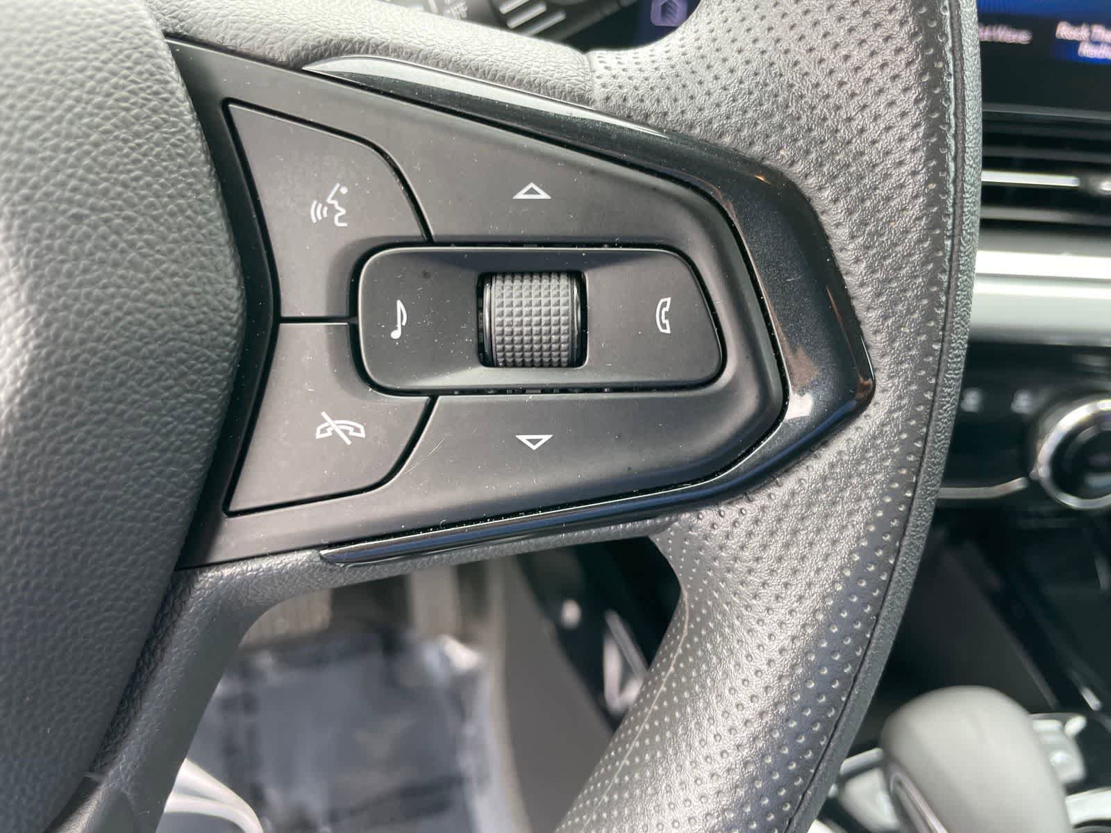 Used 2025 Chevrolet Trax LT FWD image 14