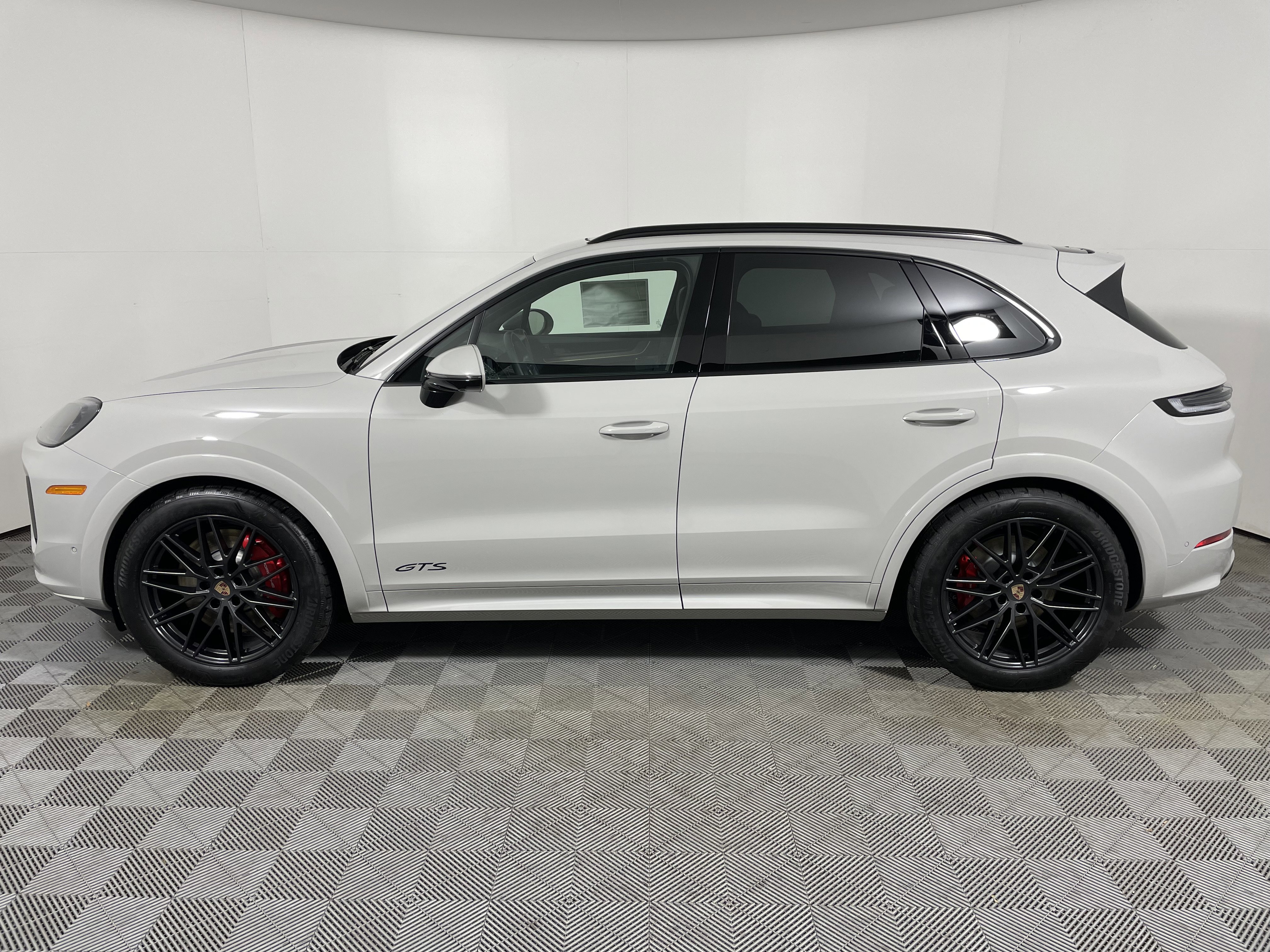 New 2026 Porsche Cayenne GTS image 2