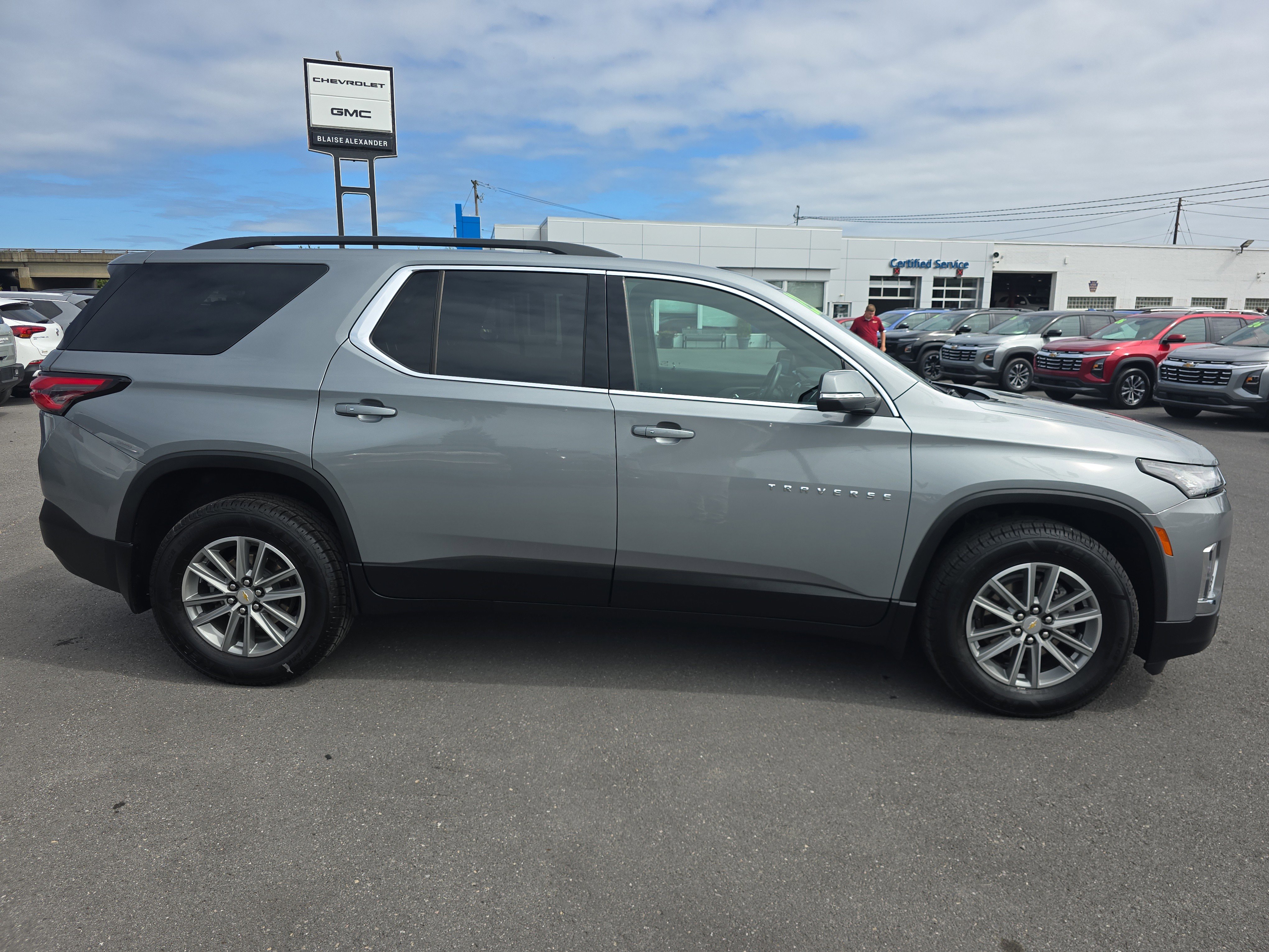 Used 2023 Chevrolet Traverse LT video 2