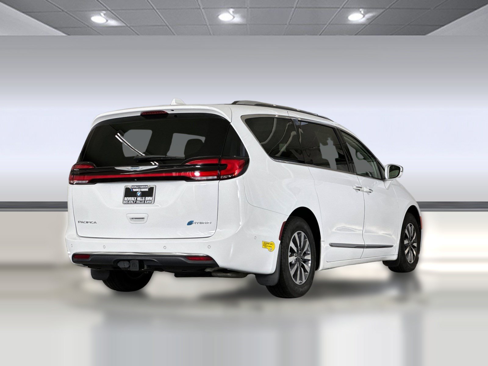 Used 2021 Chrysler Pacifica Limited w/ Uconnect Theater Family Group FWD image 8