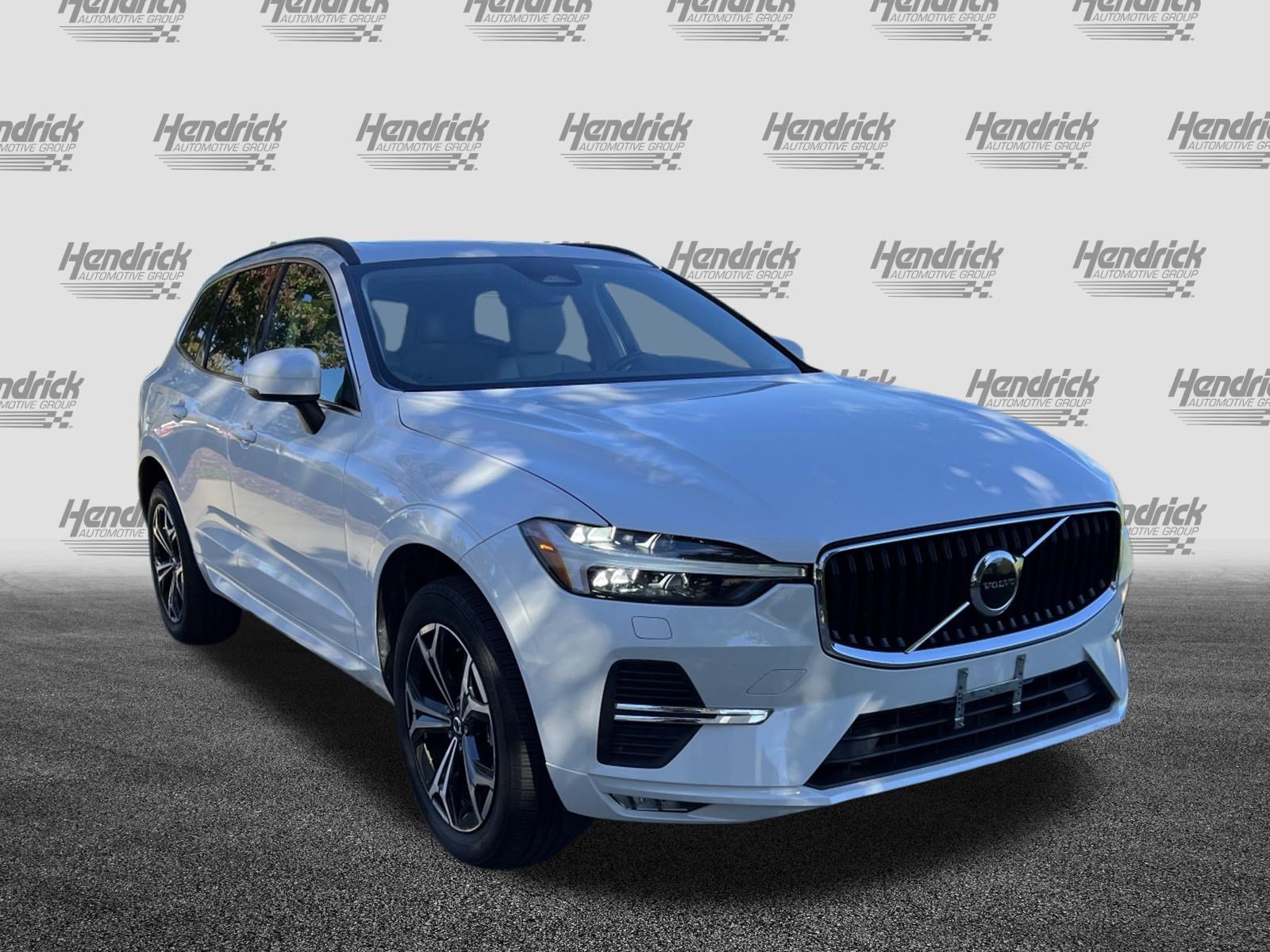 Used 2022 Volvo XC60 B5 Momentum w/ Climate Package AWD/4WD image 2