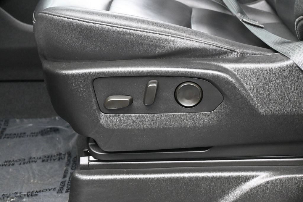 Used 2025 Chevrolet Suburban LT RWD image 12