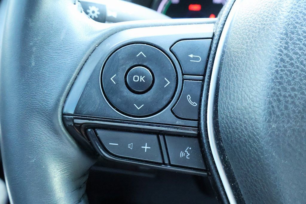 Used 2022 Toyota Venza XLE image 12