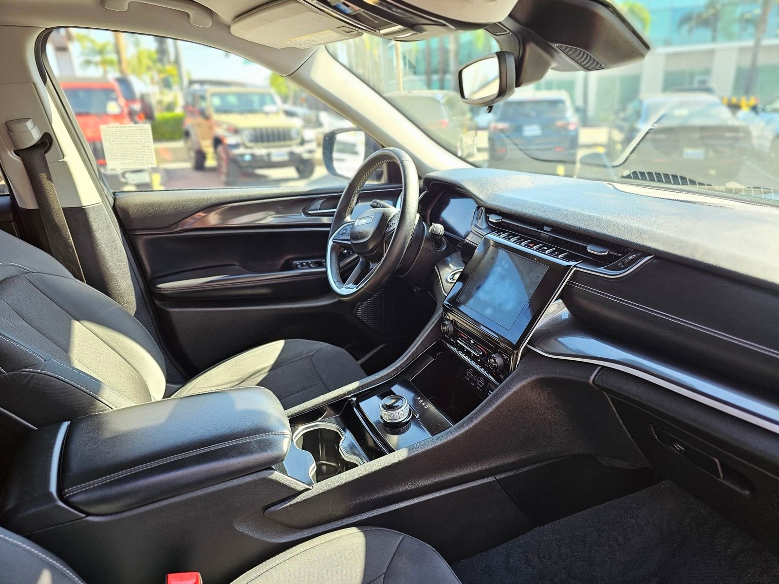 Used 2023 Jeep Grand Cherokee Laredo image 25