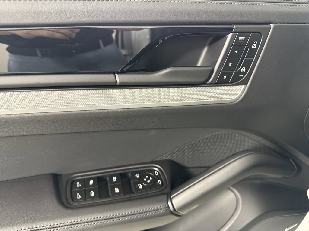 Certified 2025 Porsche Cayenne S AWD/4WD image 34