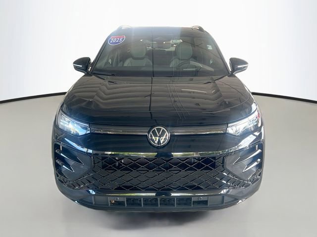 Used 2025 Volkswagen Tiguan SE R-Line image 3