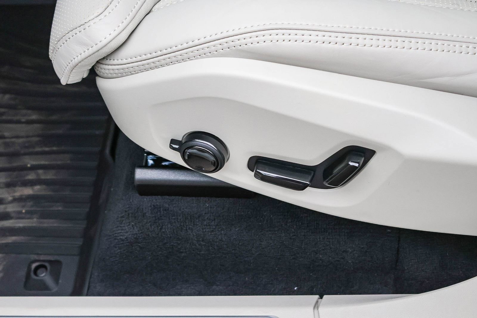 New 2026 Volvo XC90 T8 Ultra w/ Protection Package Premier image 31