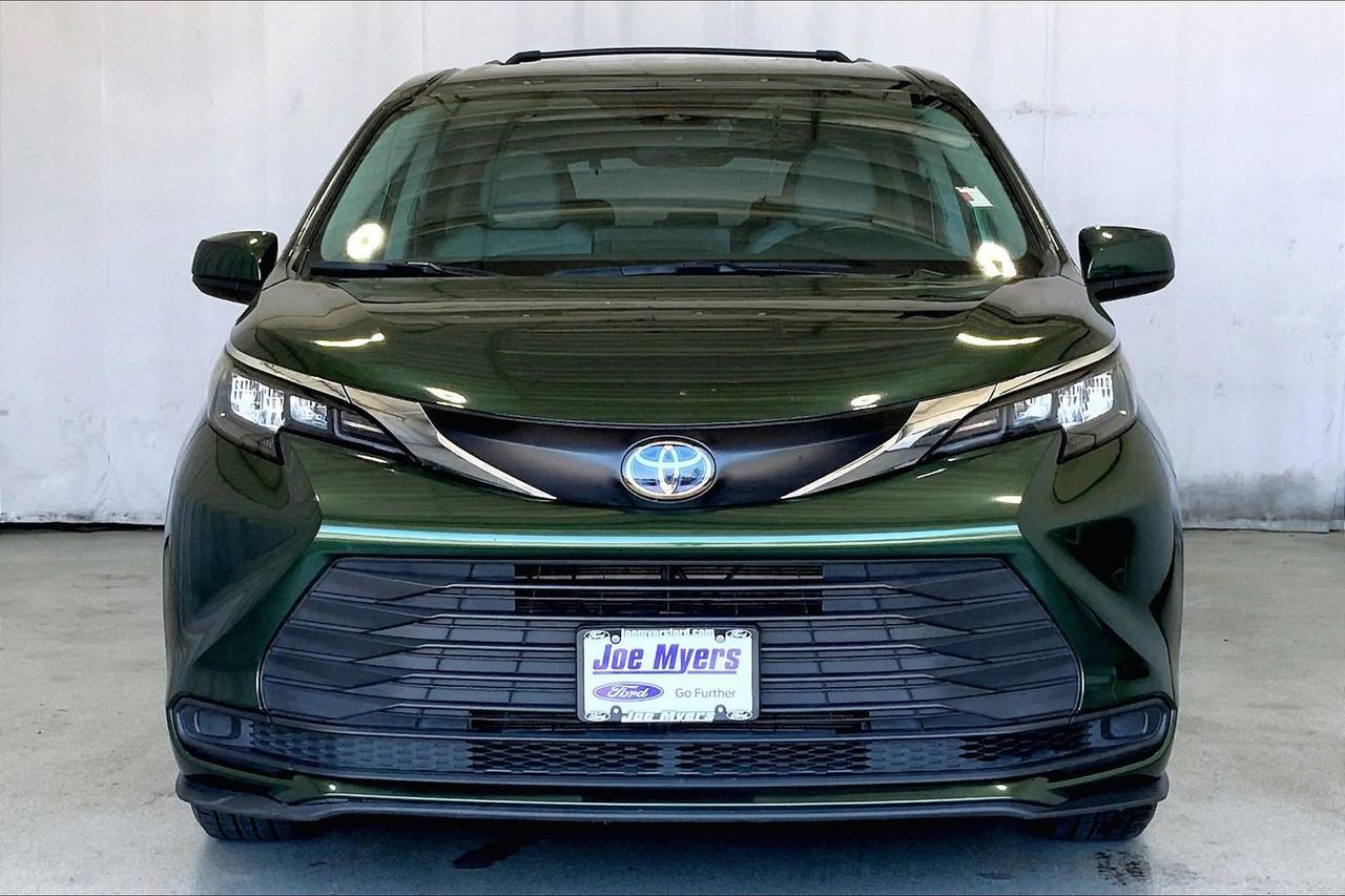 Used 2024 Toyota Sienna LE image 2