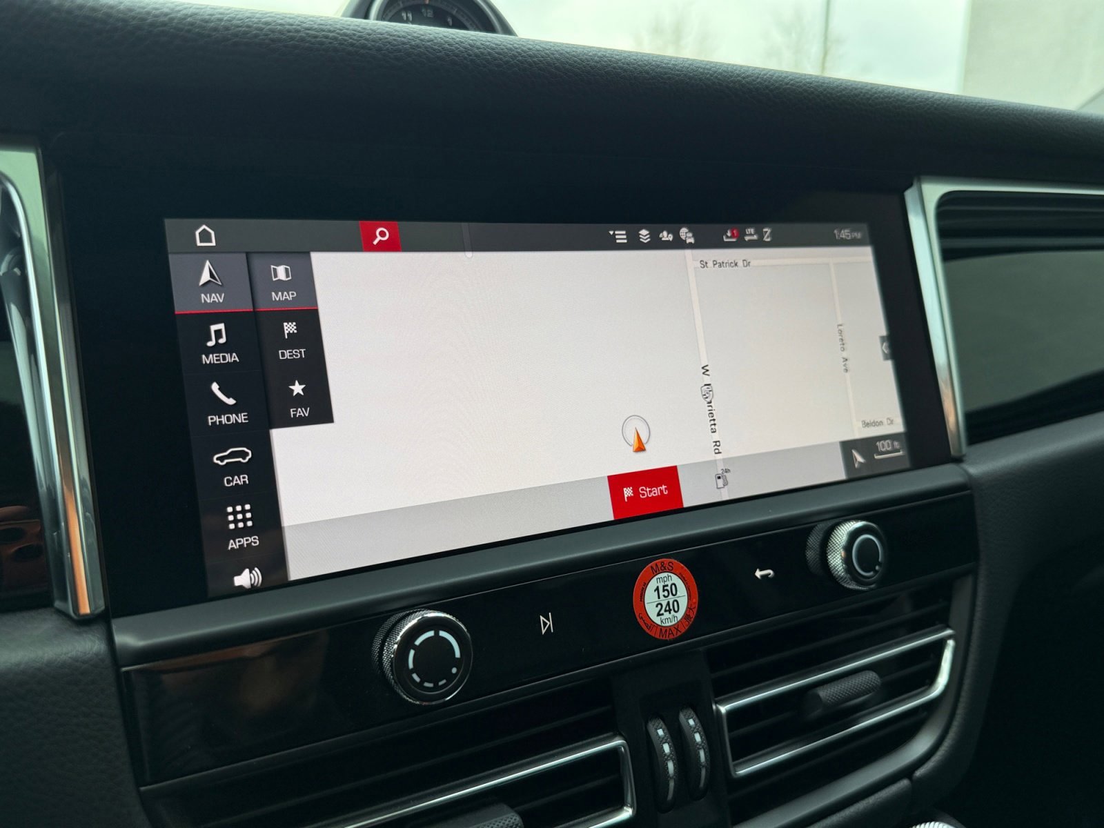 Certified 2025 Porsche Macan AWD/4WD image 18