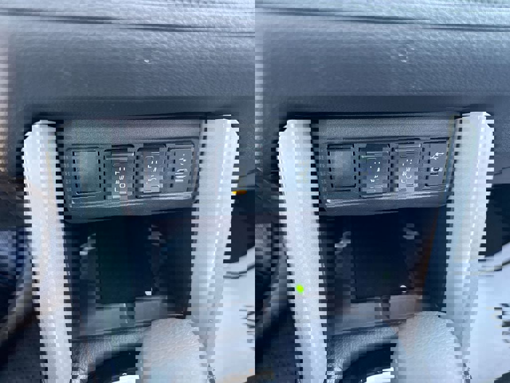 Used 2025 Toyota Corolla Cross XLE image 12