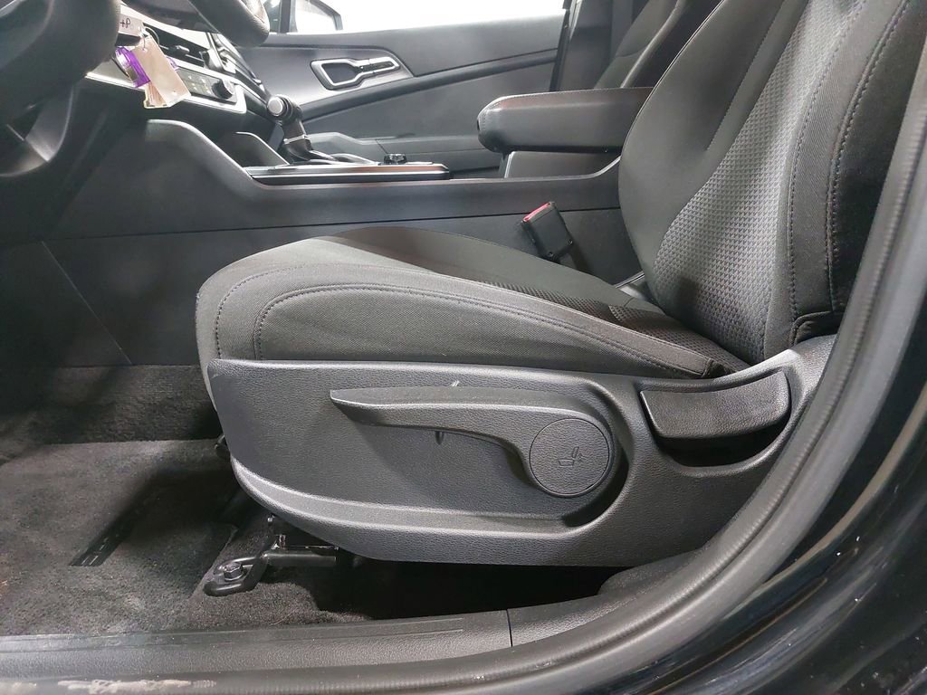 Used 2025 Kia Sportage LX image 28