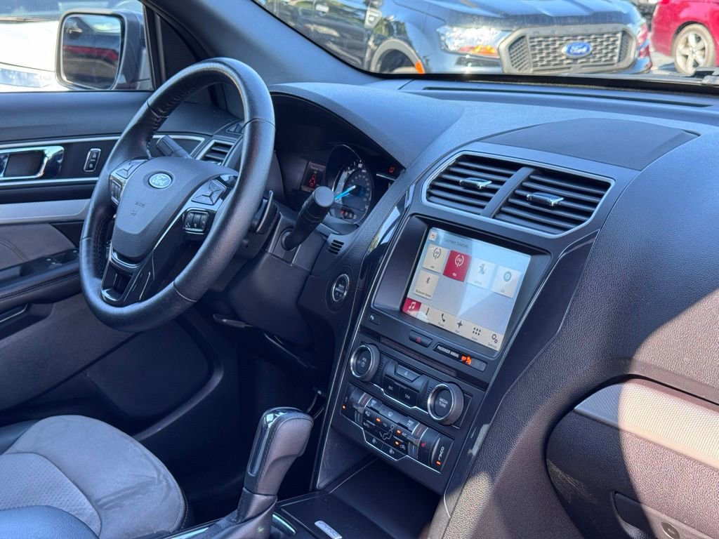 Used 2017 Ford Explorer XLT w/ Equipment Group 202A FWD image 5