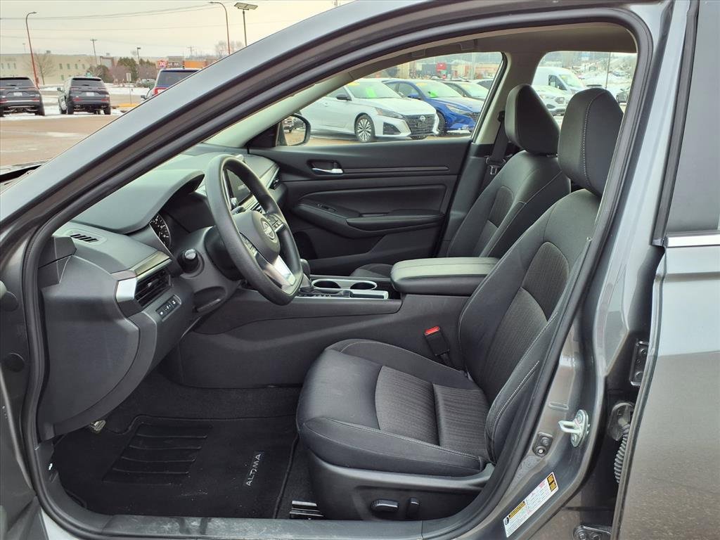 Used 2024 Nissan Altima 2.5 SV image 3