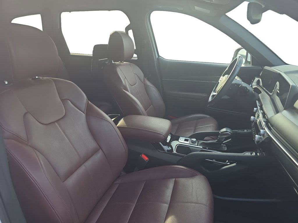 Used 2023 Kia Telluride EX w/ EX Captain's Chair Package image 15