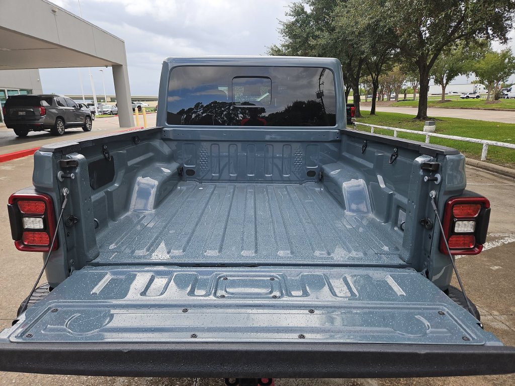 Used 2025 Jeep Gladiator Rubicon w/ Convenience Group AWD/4WD image 28