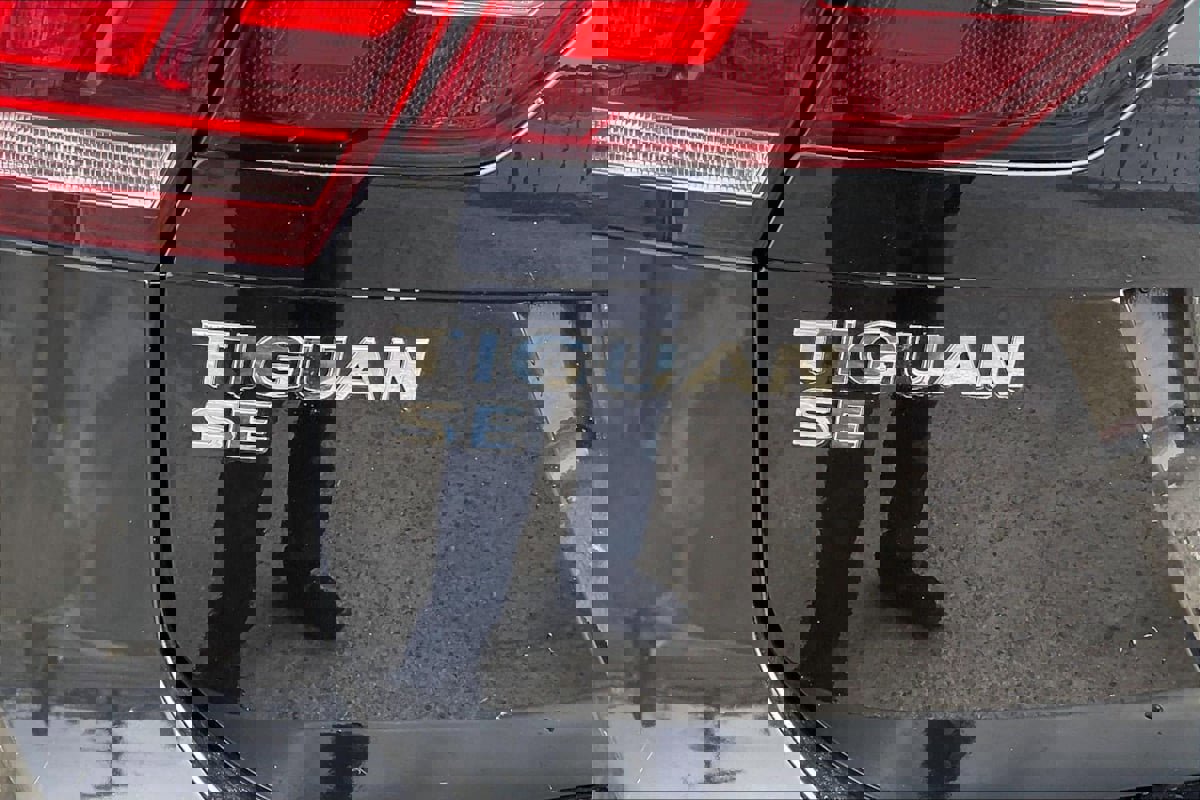 Used 2018 Volkswagen Tiguan SE w/ Panoramic Sunroof Package FWD image 8