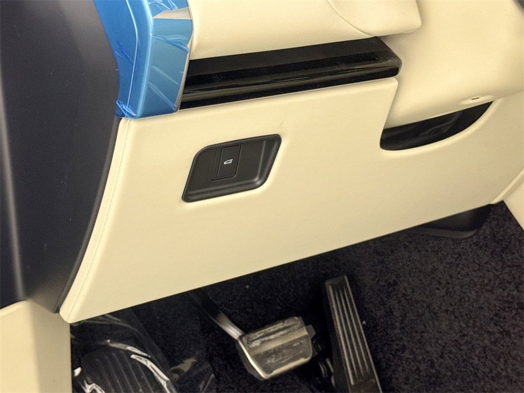 New 2025 Land Rover Range Rover Long Wheelbase SE image 10