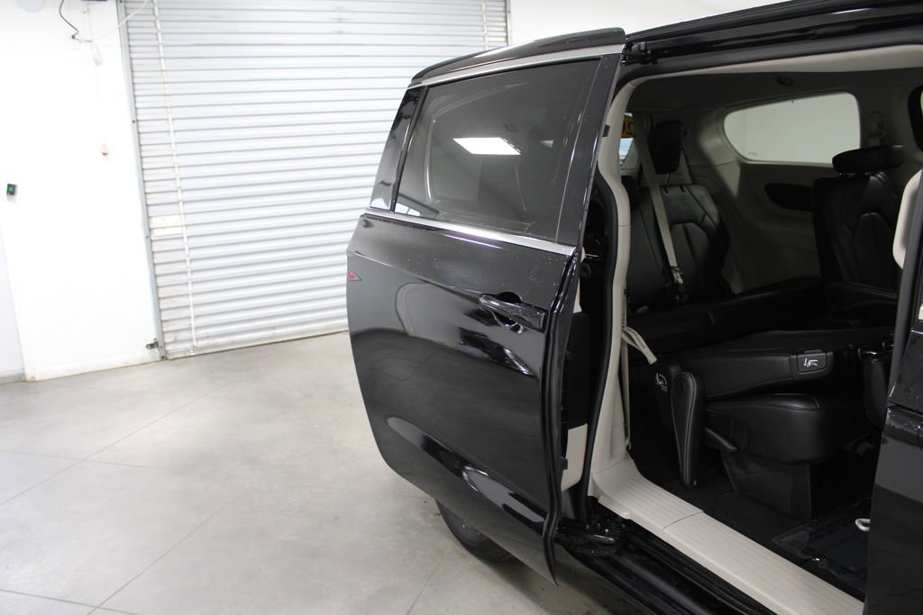Used 2024 Chrysler Pacifica Touring-L image 34