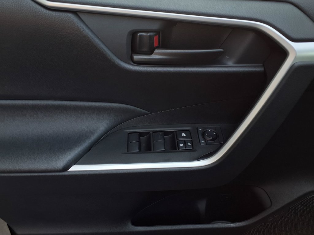 Certified 2025 Toyota RAV4 LE FWD image 19