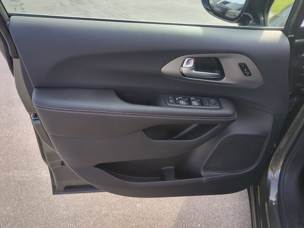 New 2027 Chrysler Pacifica Select FWD image 12